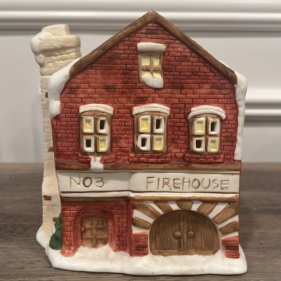 NOMA Dickensville Porcelain Lighted Village House Christmas No 3 Firehouse - Picture 15 of 17